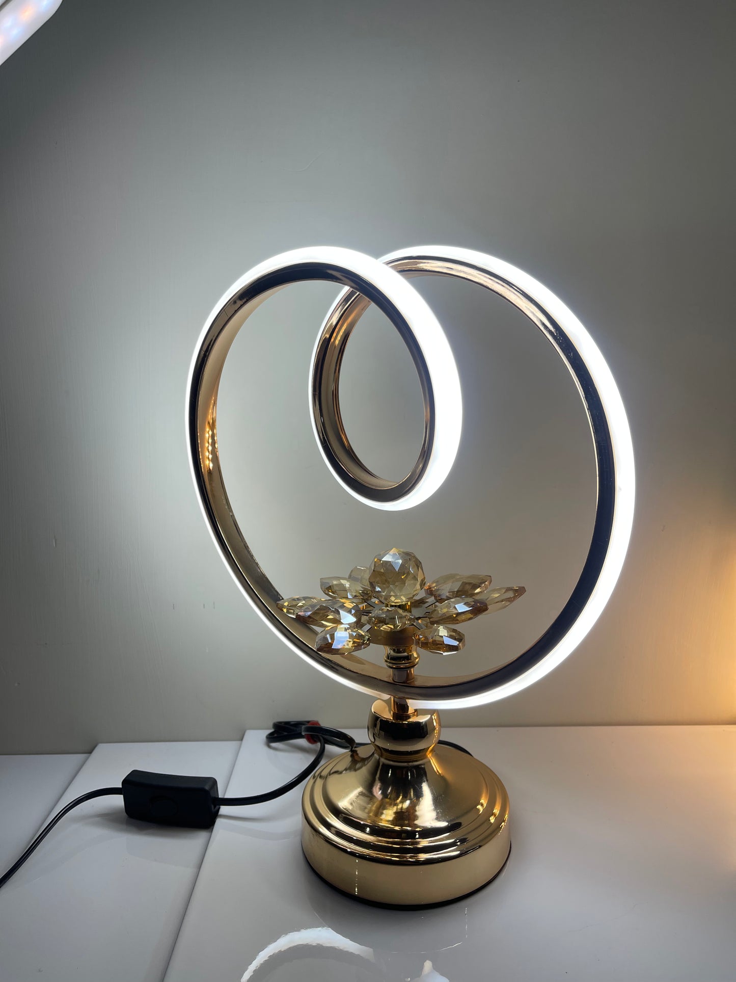 Detailed view of the flower-shaped base of the circle lamp, highlighting its artistic design. - Techcarhome