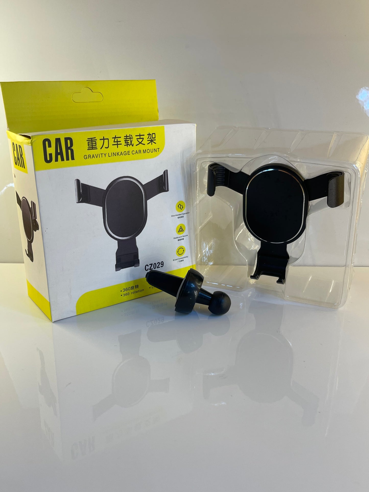 Driver using hands-free navigation with the Gravity Car Phone Holder – by TechCarHome.com.