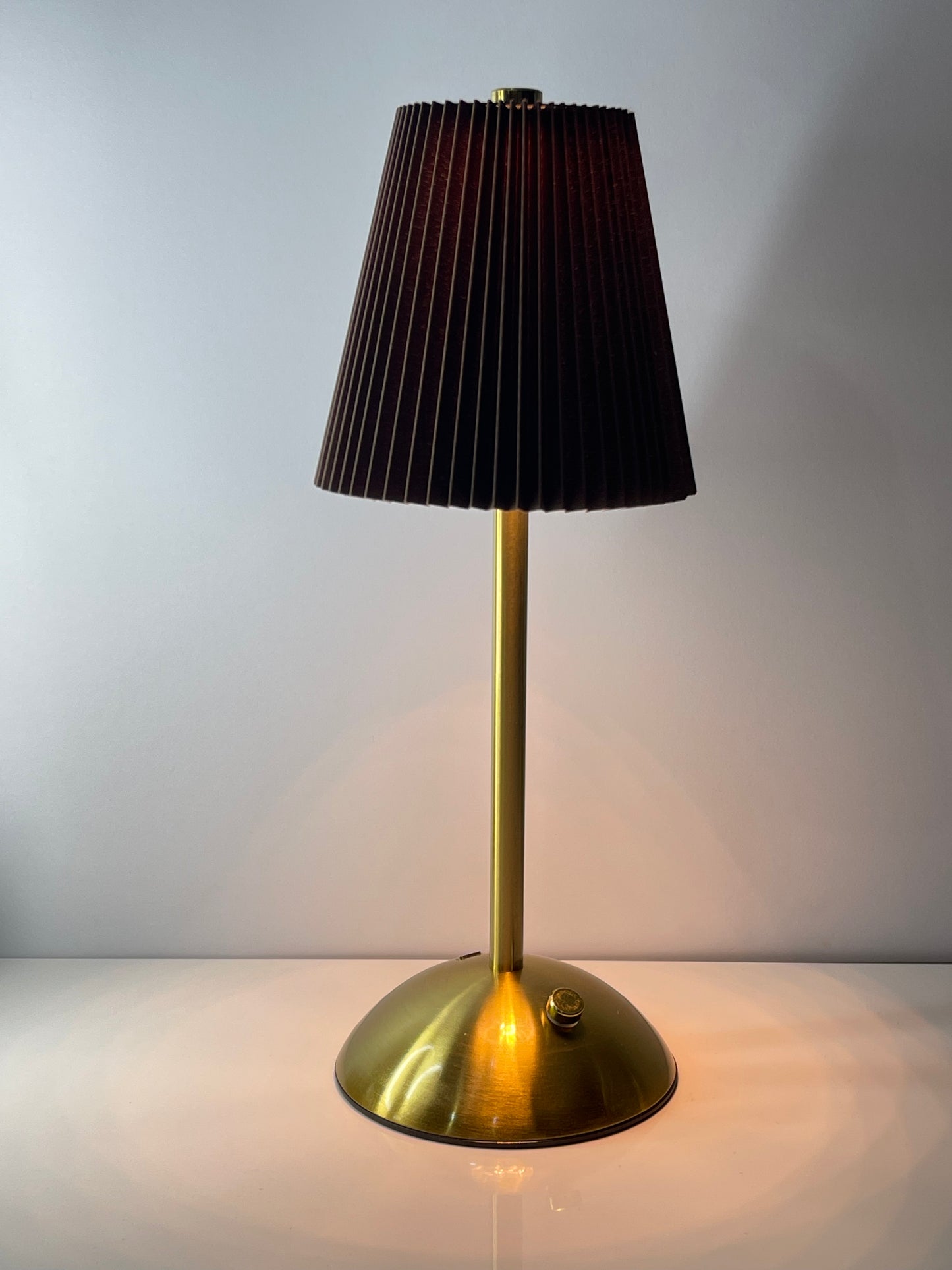Modern brown LED table lamp (3 Color Modes