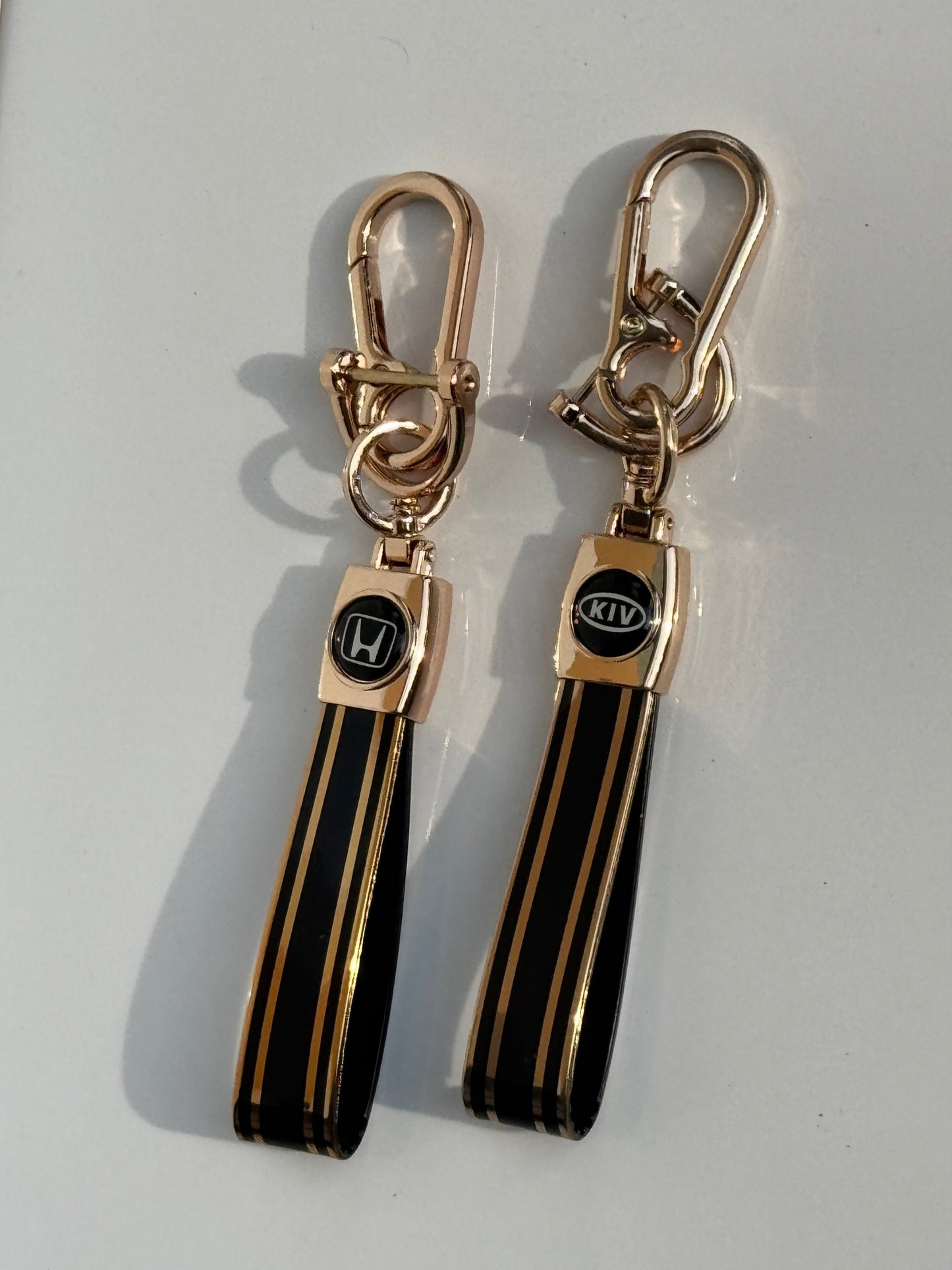 image of kia and Hyundai keychain premium quality in gold color