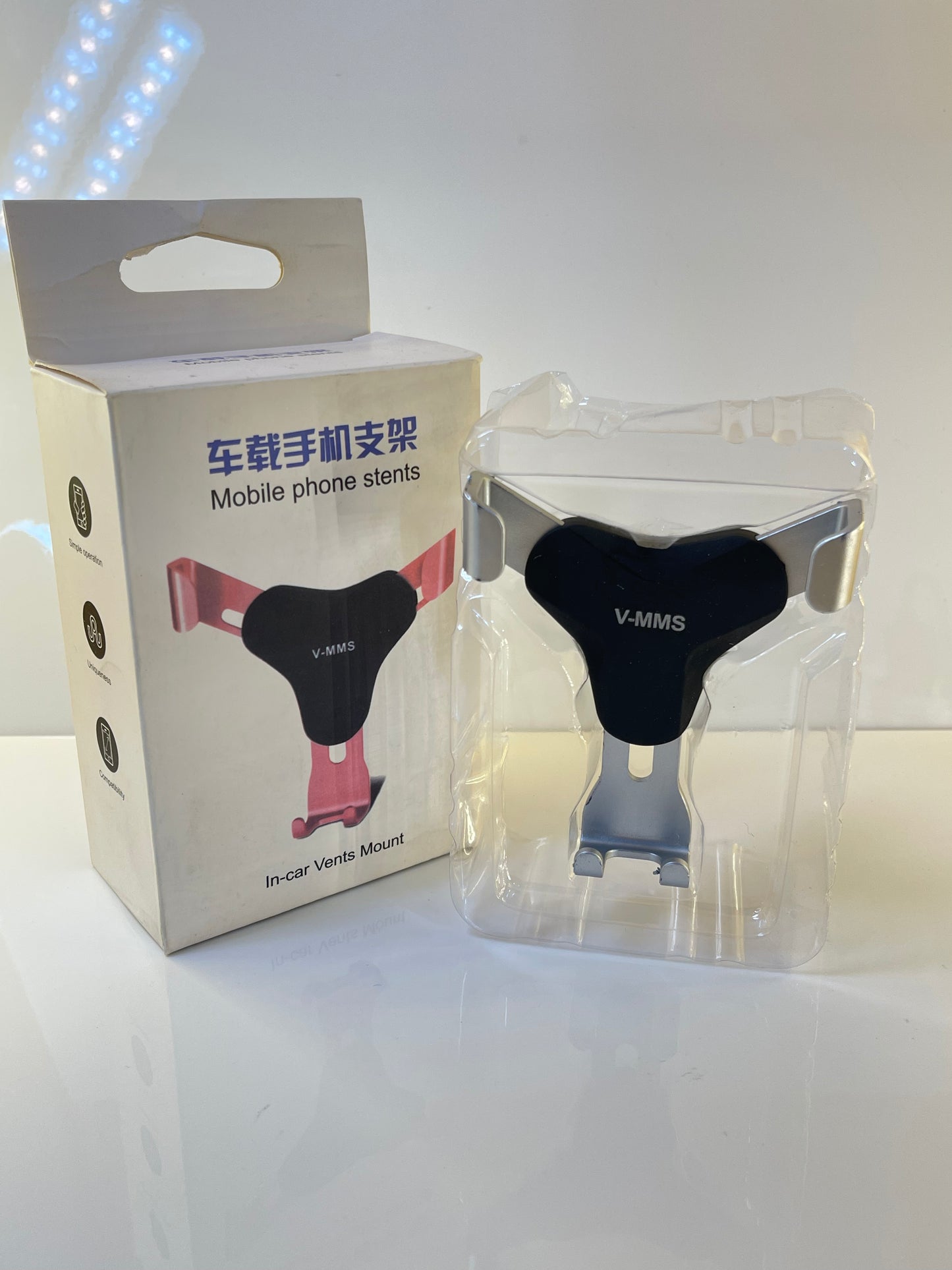  Air vent clip design highlighting strong grip and anti-slip silicone pads – by TechCarHome.com
