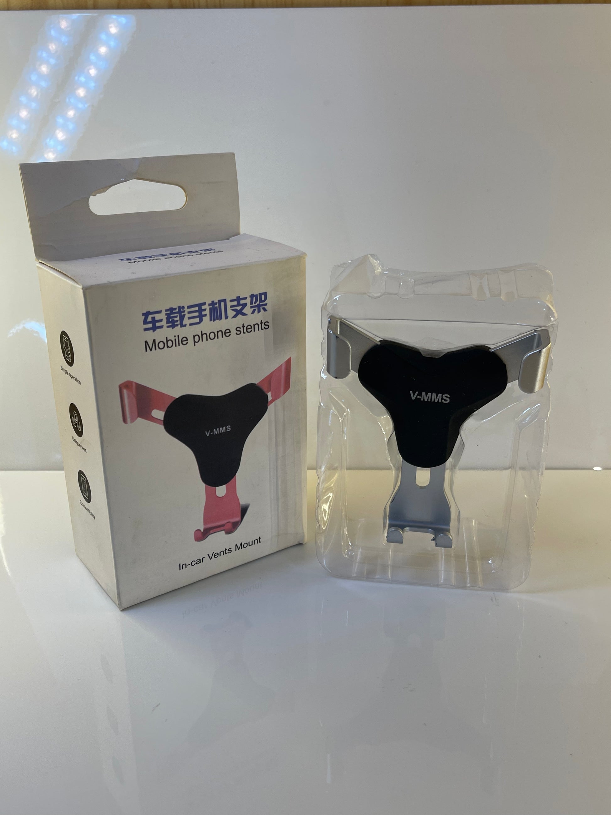 Close-up of the gravity clamp mechanism gripping a phone firmly – by TechCarHome.com.