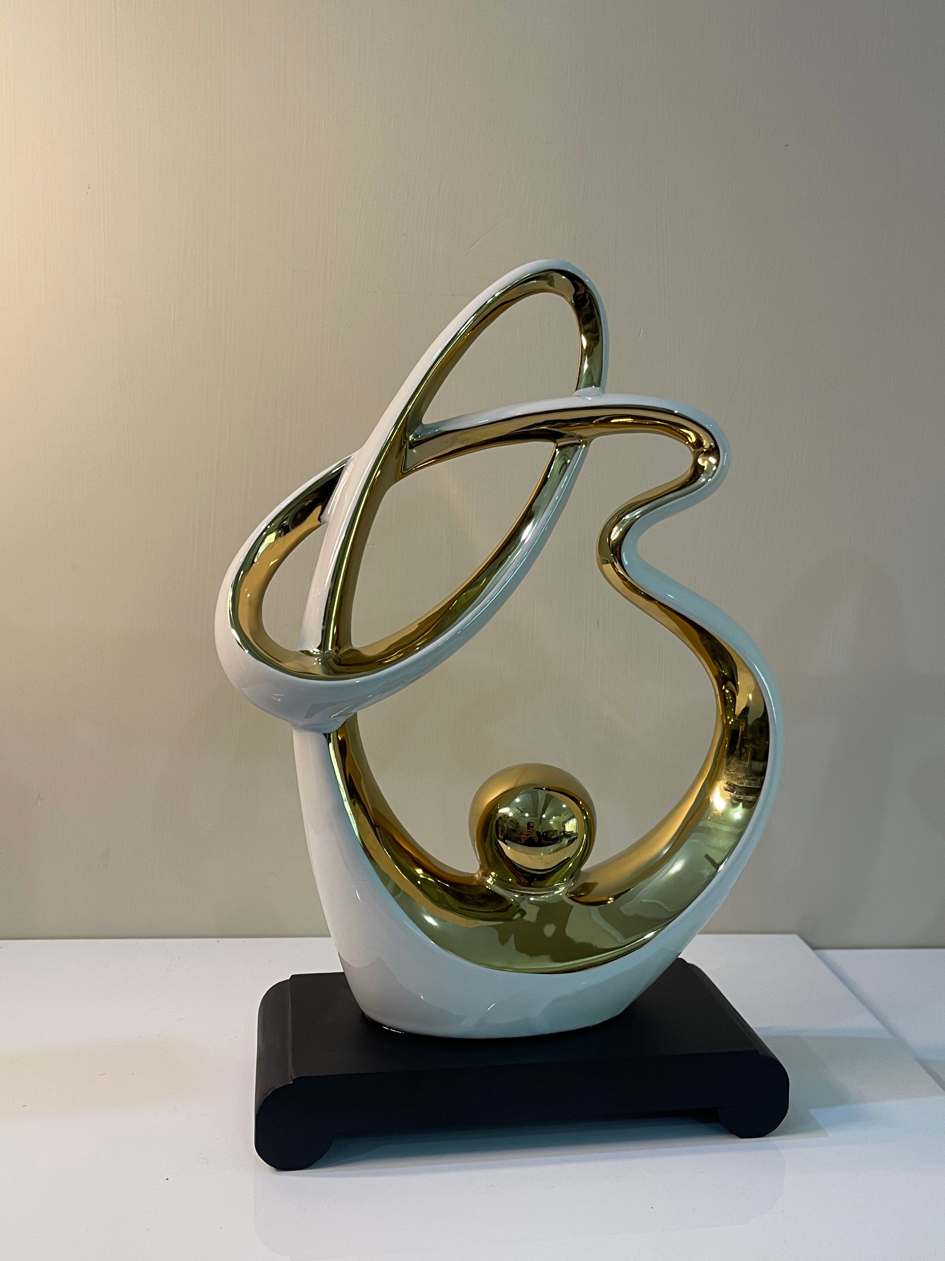 Elegant black and white resin table décor with fluid gold detailing and a modern design.