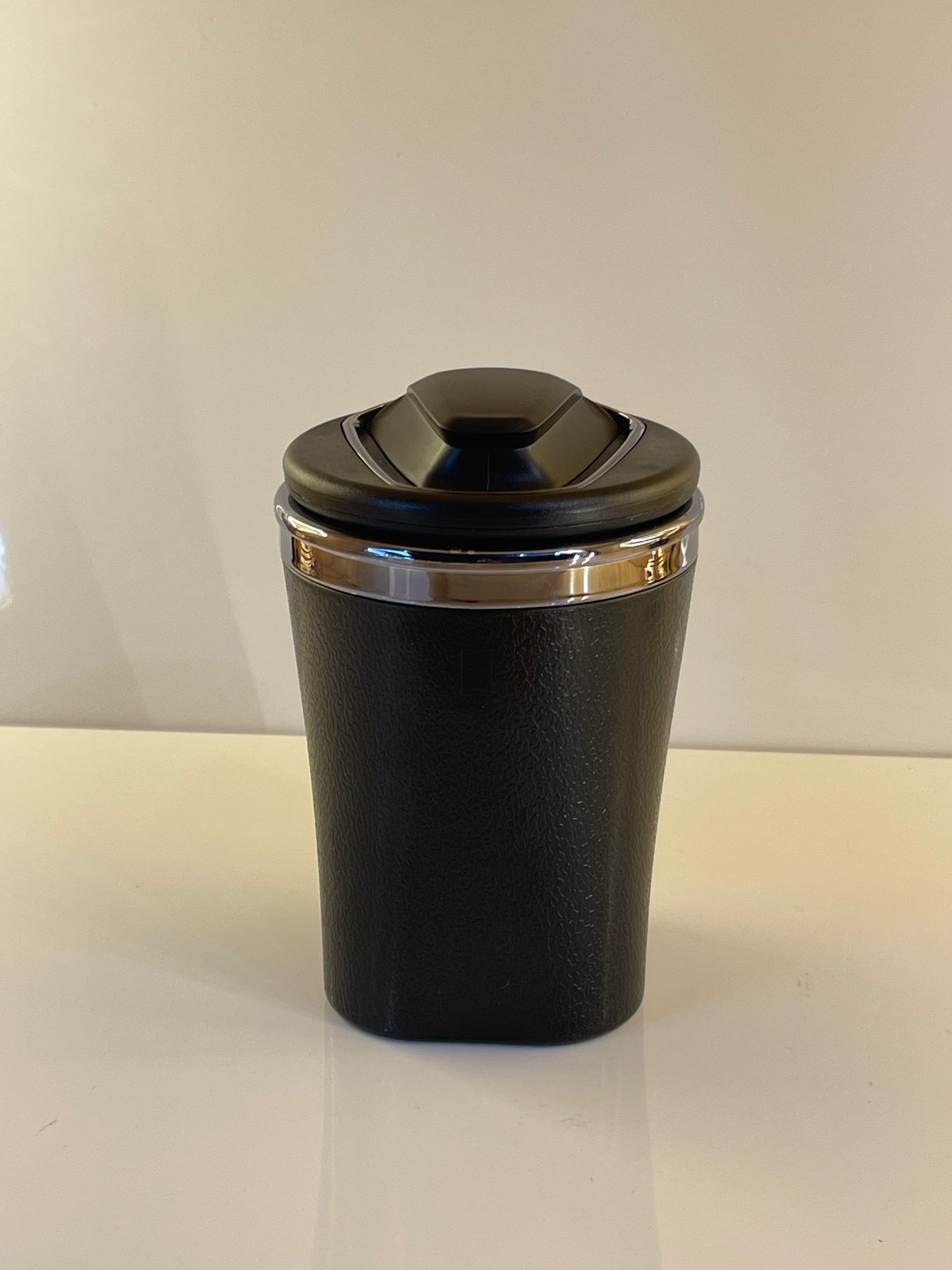 Portable Car Ashtray with Lid – Smell-Proof, LED Light, Ceramic Liner