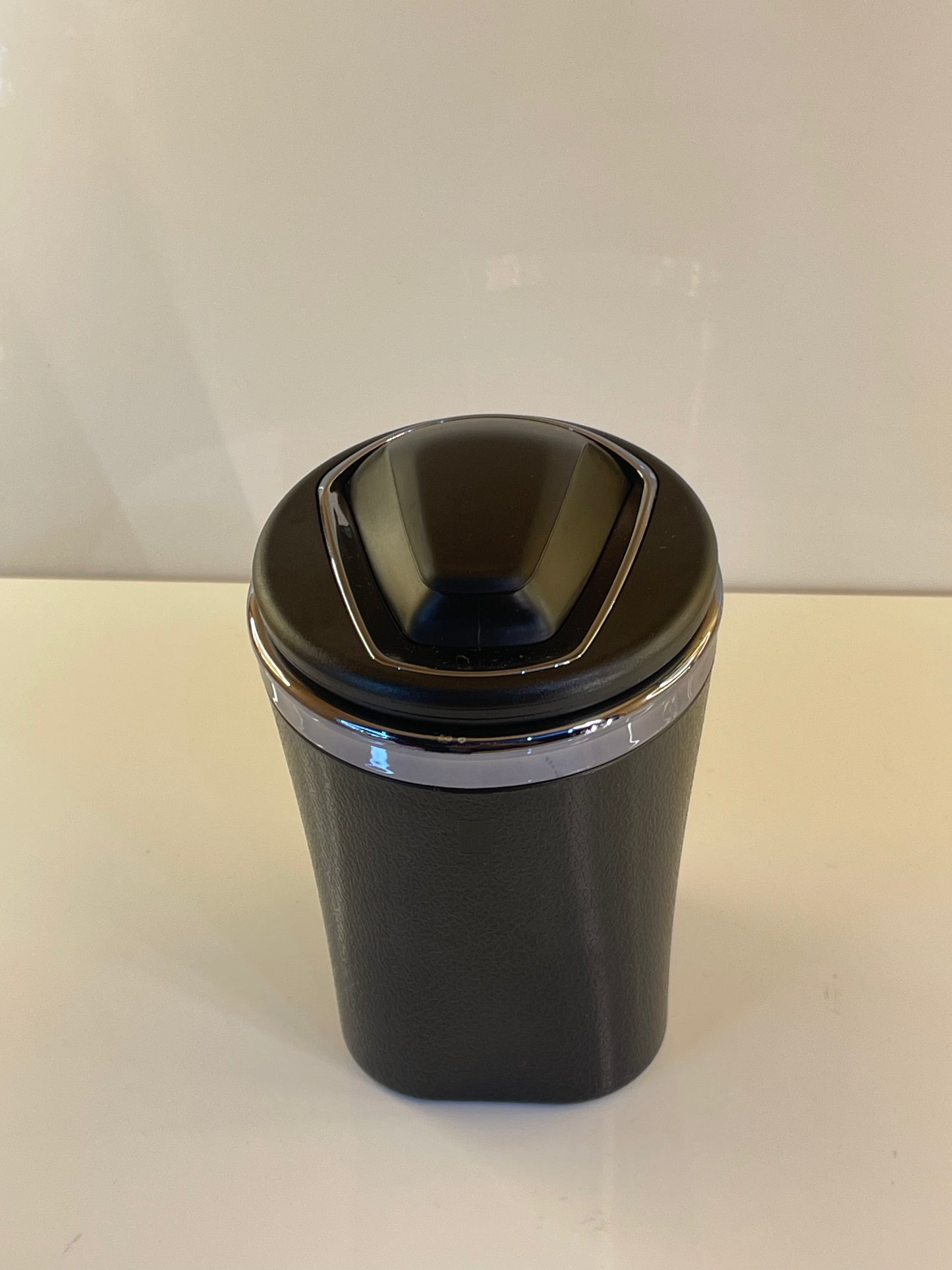 Portable Car Ashtray with Lid – Smell-Proof, LED Light, Ceramic Liner
