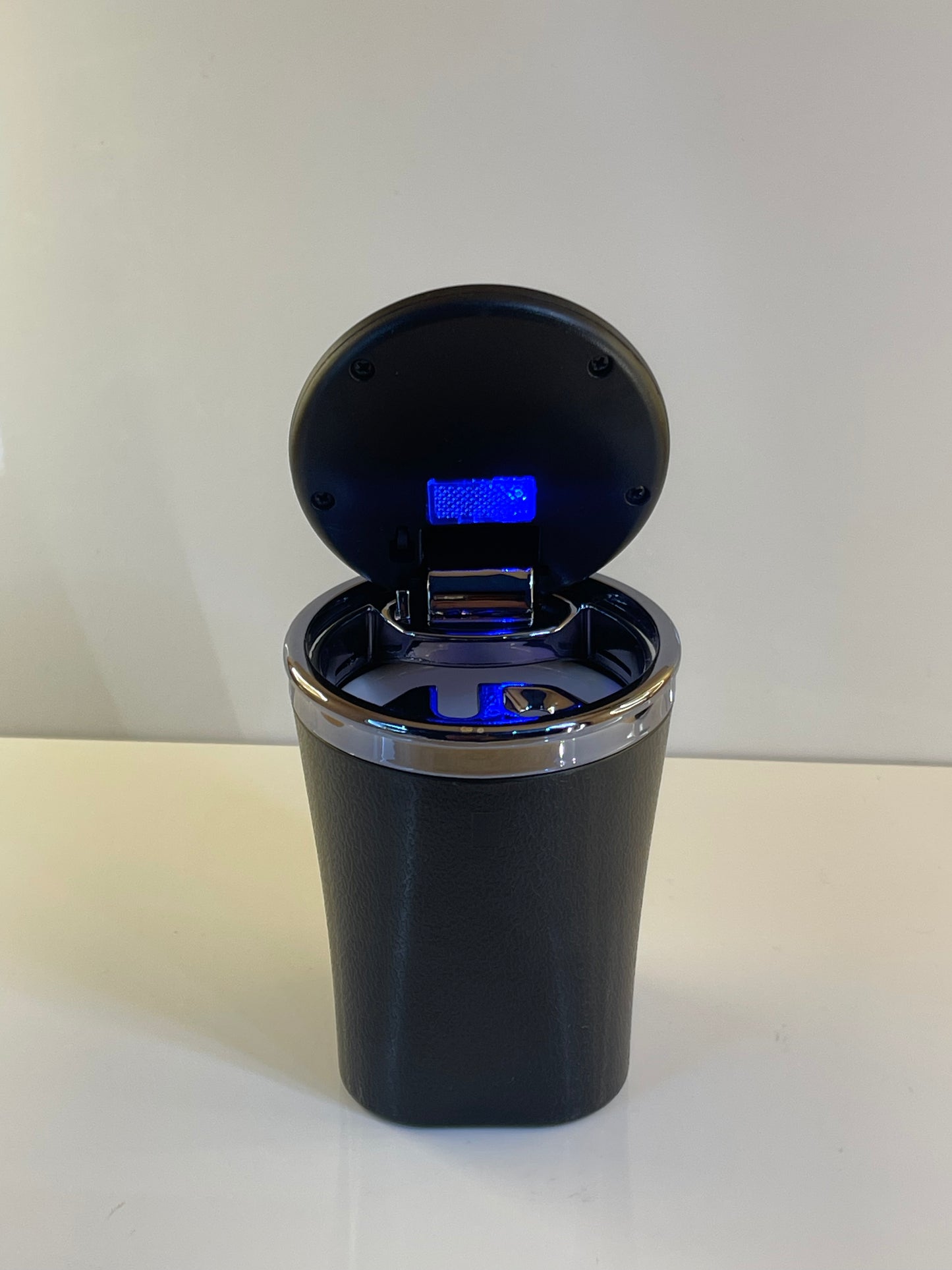 Portable Car Ashtray with Lid – Smell-Proof, LED Light, Ceramic Liner