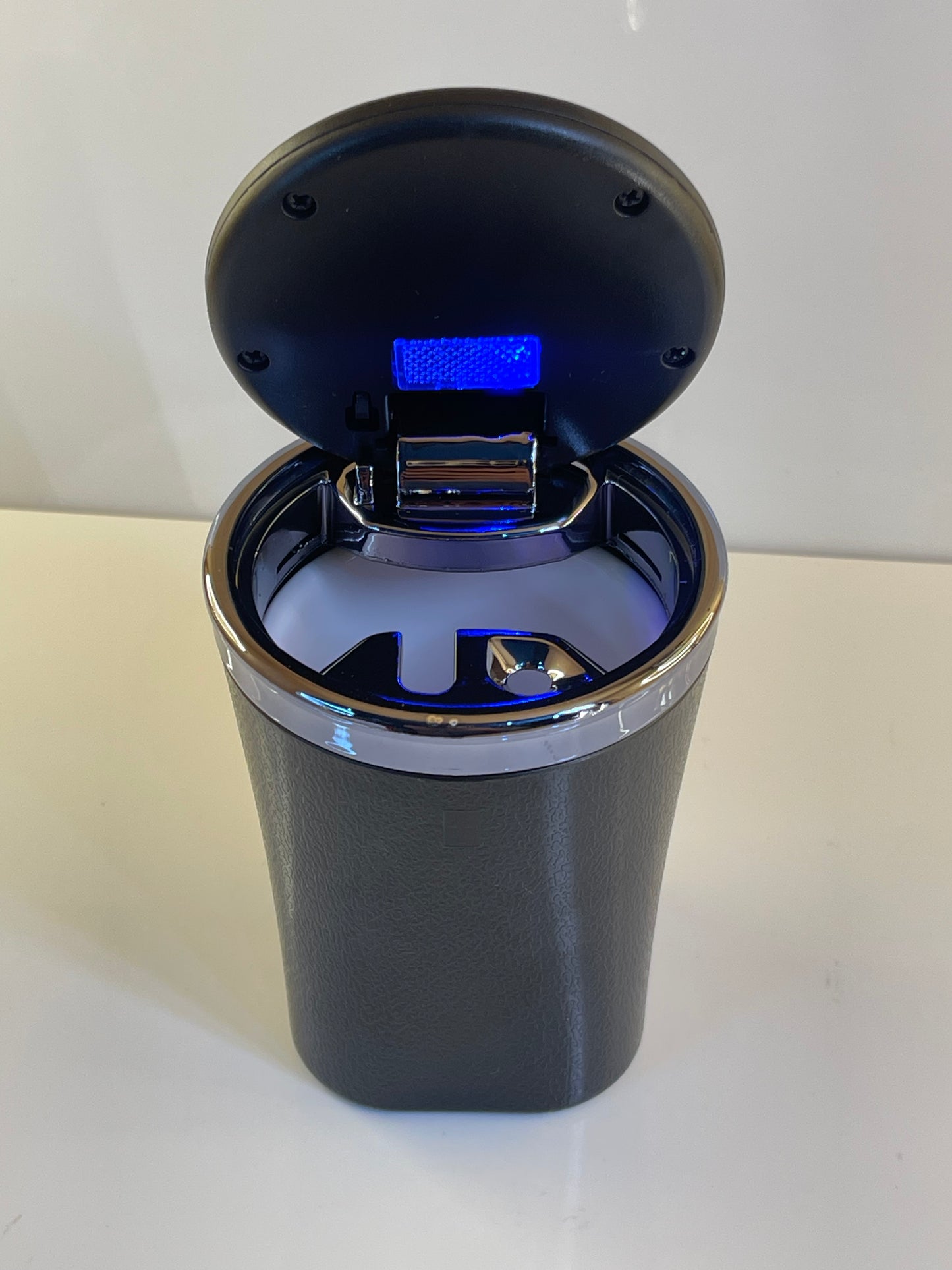 Portable Car Ashtray with Lid – Smell-Proof, LED Light, Ceramic Liner