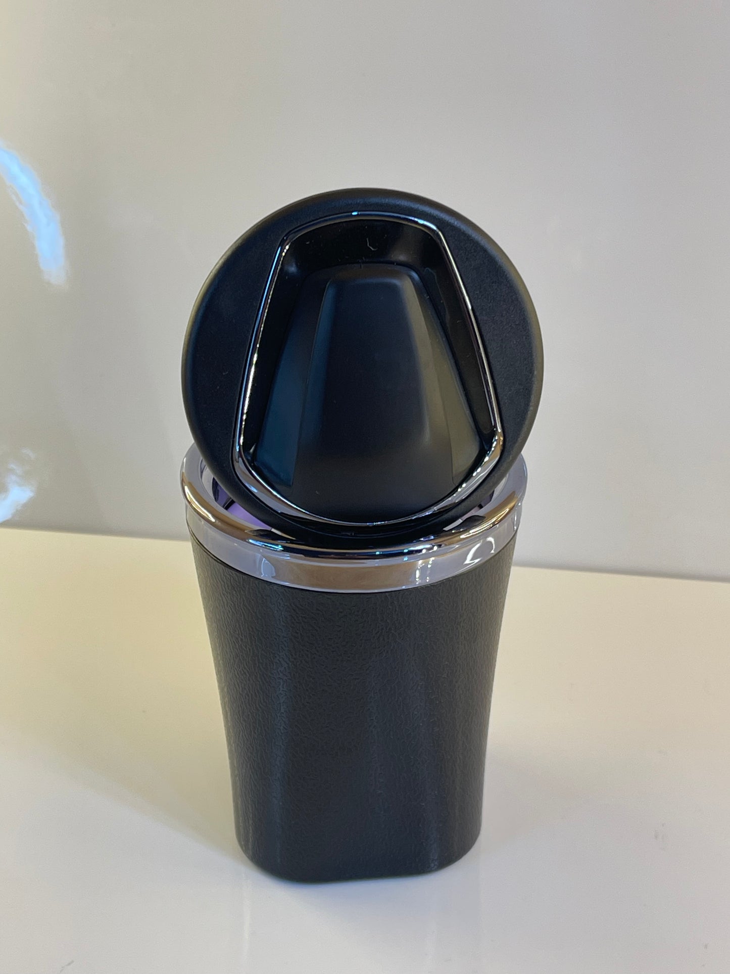 Portable Car Ashtray with Lid – Smell-Proof, LED Light, Ceramic Liner
