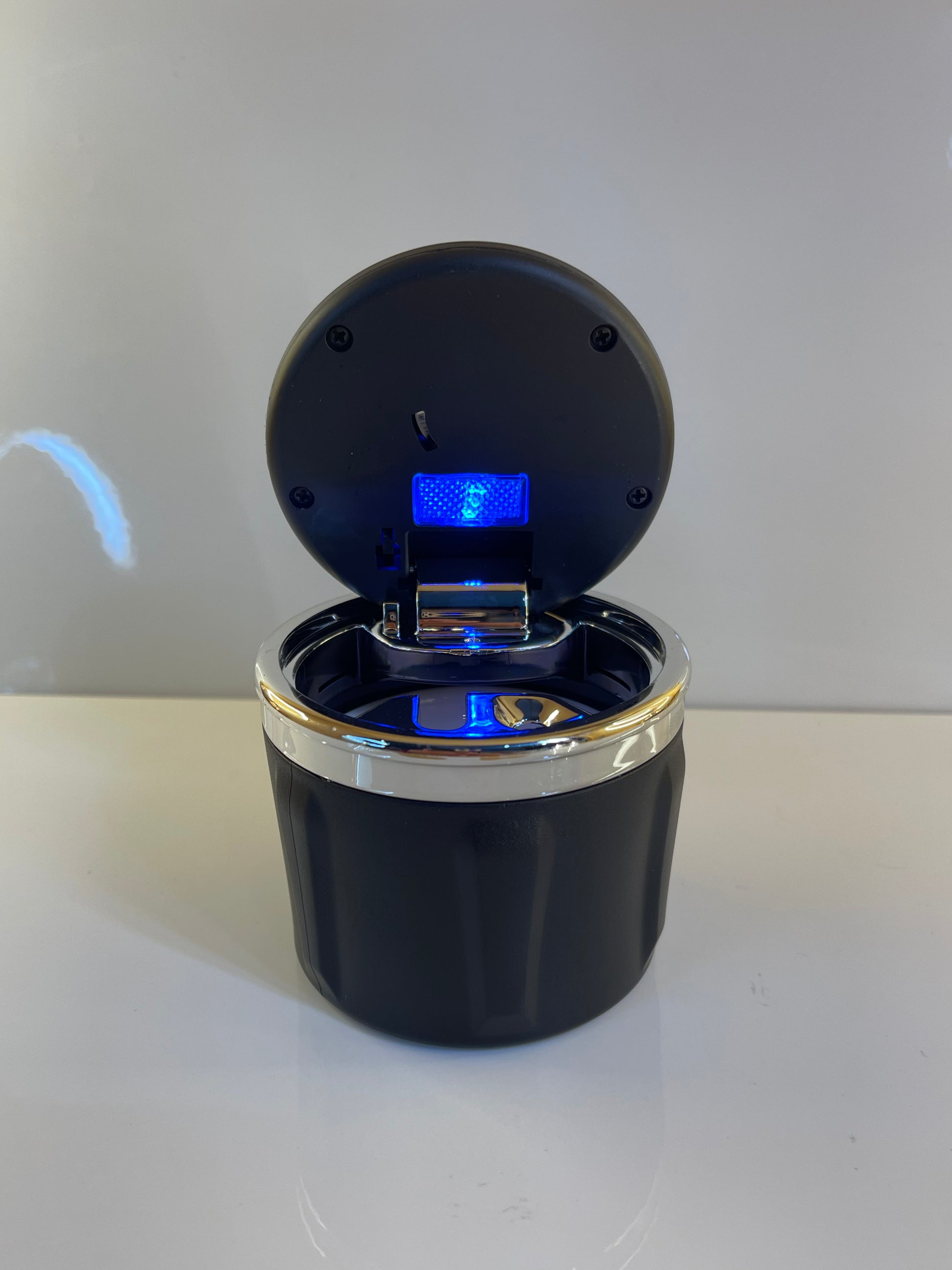 Open view of the car ashtray showing a spacious, easy-to-clean interior – by TechCarHome.com.
