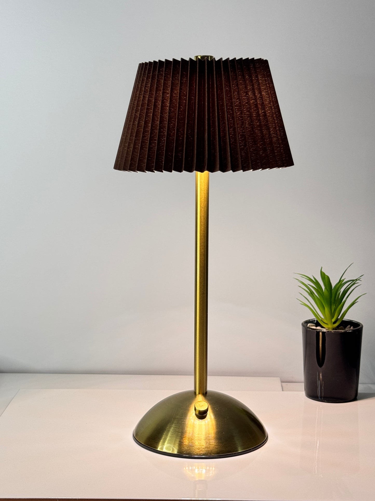 Warm-toned pleated table lamp – 3 color modes with USB charging | TechCarHome.