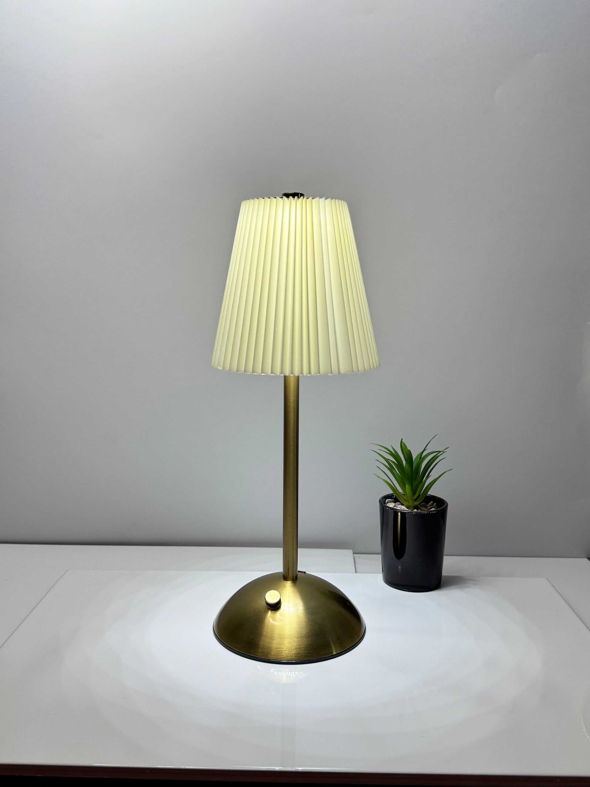 White Cylinder LED Nightstand Lamp – USB powered, dimmable with touch control | TechCarHome.