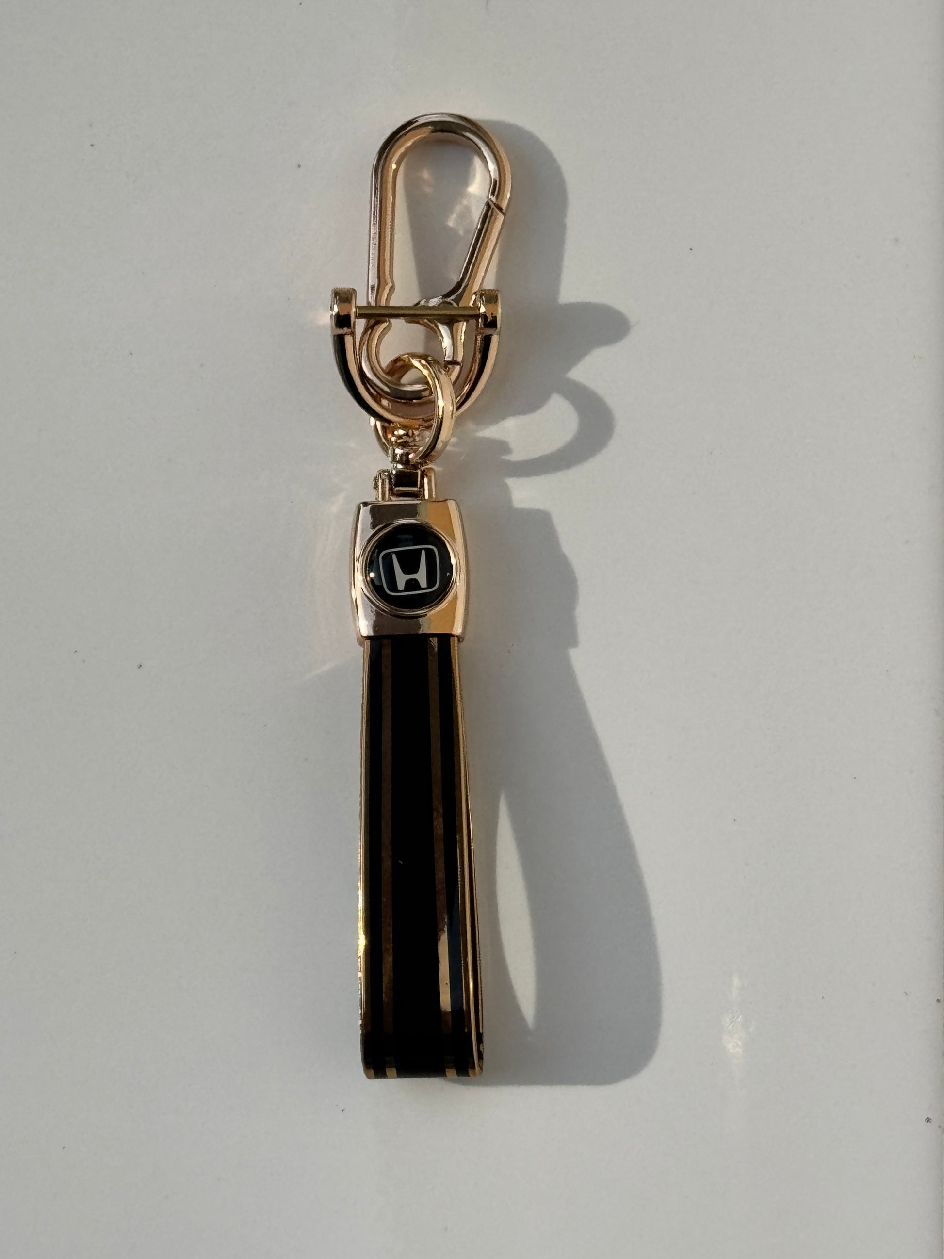image of honda and hyundai logo car keychains in gold color premium quality
